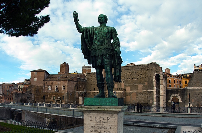 La statua di Nerva  a Roma, lungo la via dei Fori Imperiali.